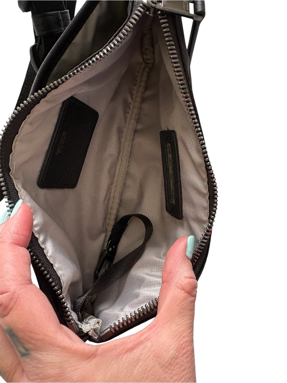TUMI Voyageur "Juno" Slim Minimalist Black Nylon Hip Bag/Fanny Pack - Picture 4 of 8